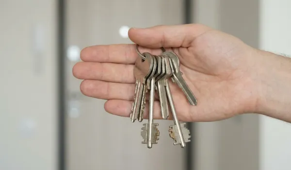 Как банкротство влияет на возможную продажу квартиры: можно ли продать имущество до завершения процесса?