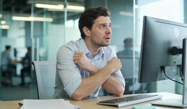 Могут ли приставы приехать к должнику на работу