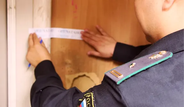 Арест на имущество должника