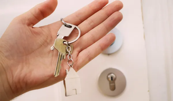 Как банкротство влияет на возможную продажу квартиры: можно ли продать имущество до завершения процесса?