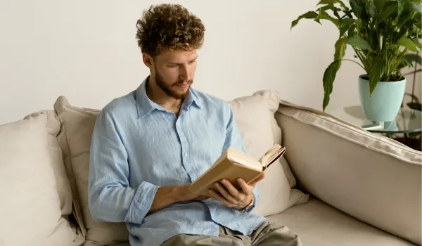 Какие книги читать, чтобы не попасть в долги? Подборка от экспертов 2025