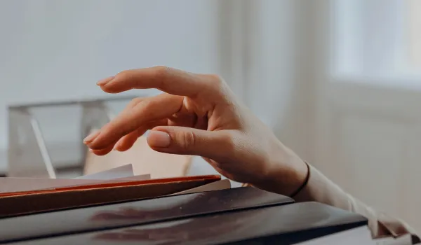 Кто может собрать документы для признания банкротства? В чем преимущества помощи юриста?