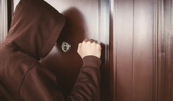 Кто вправе вскрывать квартиру без хозяев?