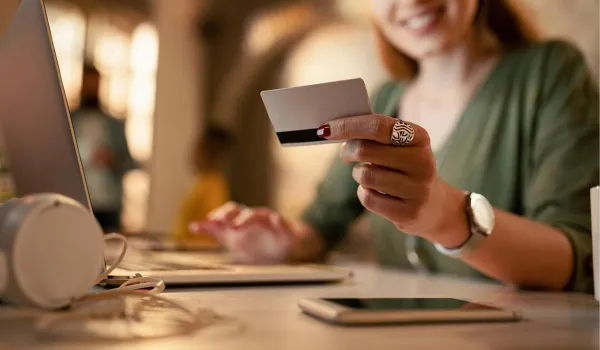 Можно ли закрыть карту банка, если на ней долг?