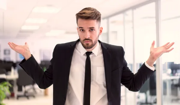 Откуда возникает долг по кредитной карте без ее активации